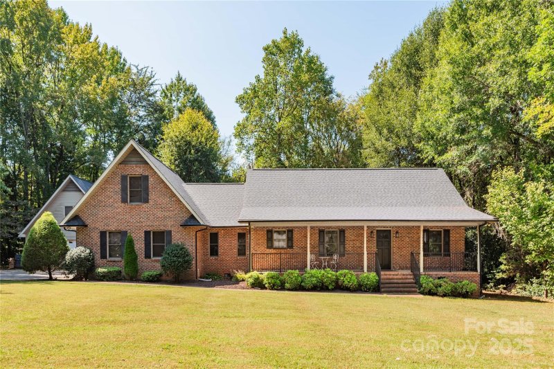 1607 Thompson Avenue