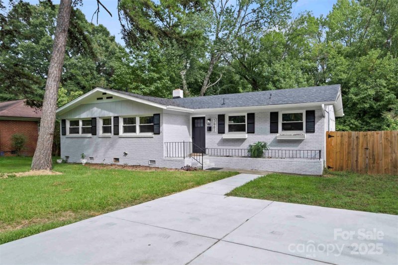Property image 2 of 5442 Kinsale Lane in Shannon Park, Charlotte, NC 28215
