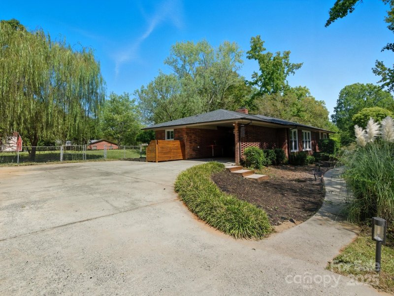 Property image 4 of 230 Kimmswick Road in Coulwood, Charlotte, NC 28214