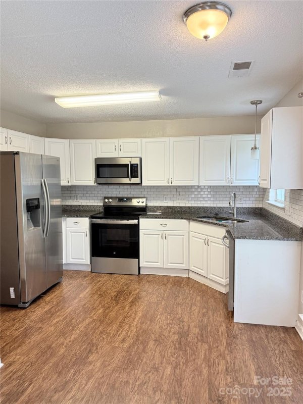 Property image 2 of 10630 Northwoods Forest Drive in Northwoods, Charlotte, NC 28214