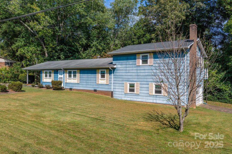 Property image 3 of 3572 Spring Valley Drive in Spring Valley Estates, Newton, NC 28658