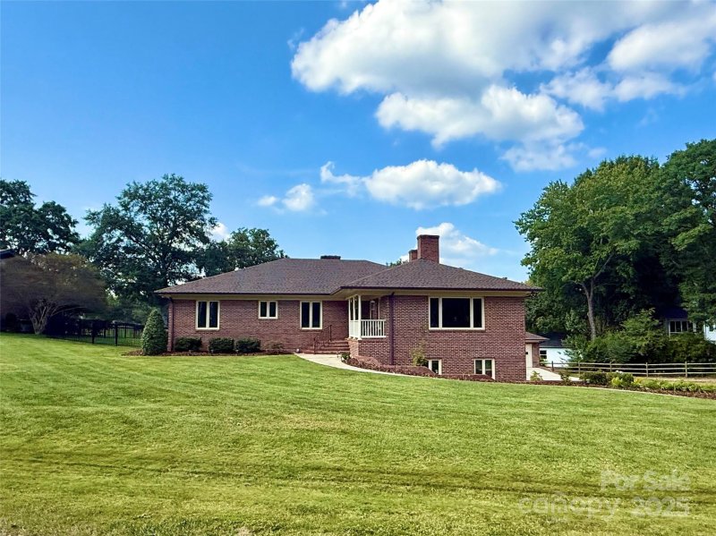 Pine Island, Charlotte Community