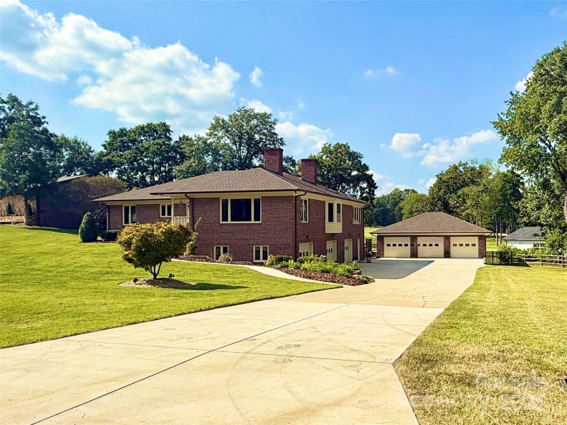 Property image 3 of 1419 Stoneyridge Drive in Pine Island, Charlotte, NC 28214