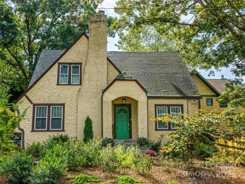 Property image 2 of 37 Warwick Road in Kenilworth, Asheville, NC 28803