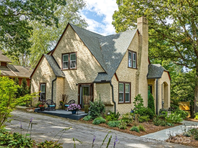 Property image 3 of 37 Warwick Road in Kenilworth, Asheville, NC 28803