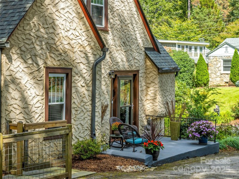 Property image 4 of 37 Warwick Road in Kenilworth, Asheville, NC 28803