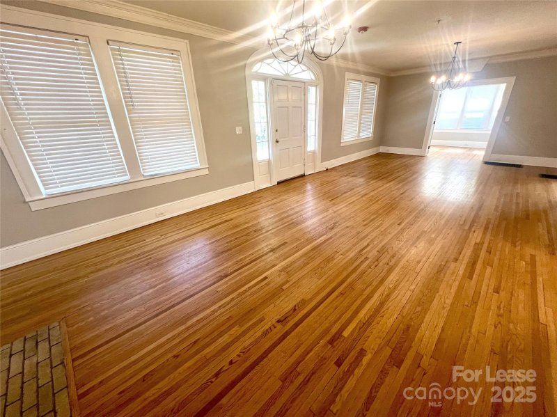 Property image 3 of 715 Hawthorne Lane in Elizabeth, Charlotte, NC 28204