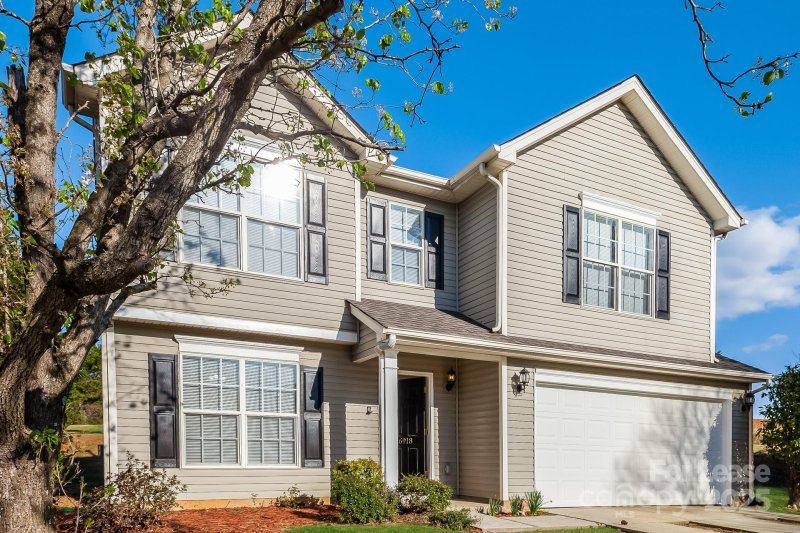 Property image 2 of 6918 Karnak Court in Glenhaven, Charlotte, NC 28216