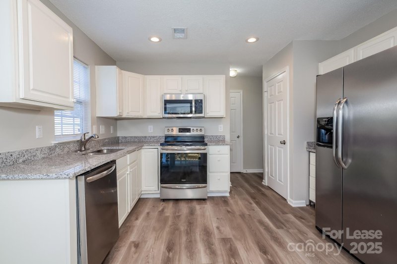 Property image 5 of 6918 Karnak Court in Glenhaven, Charlotte, NC 28216