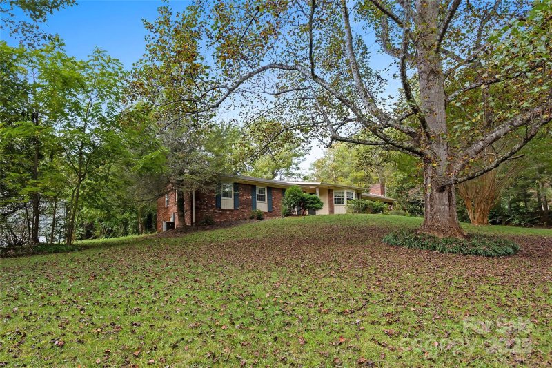 Property image 4 of 91 Haw Creek Circle in Haw Creek, Asheville, NC 28805