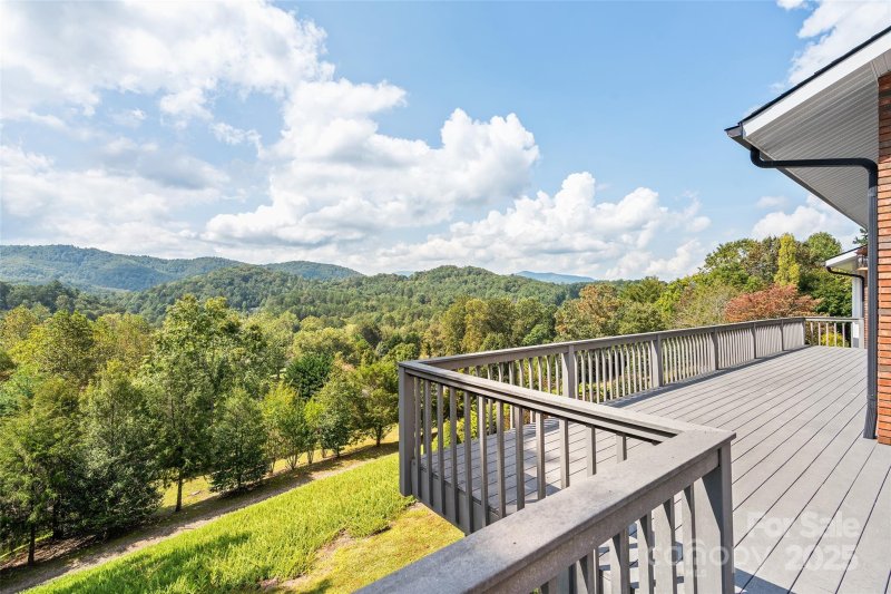 Property image 2 of 103 Grand Oaks Lane in Rolling Green, Sylva, NC 28779