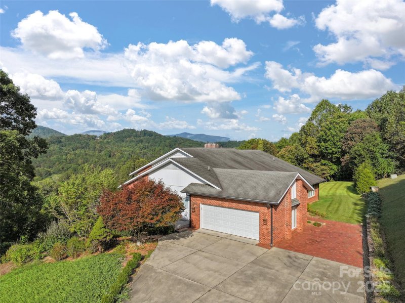 Property image 5 of 103 Grand Oaks Lane in Rolling Green, Sylva, NC 28779