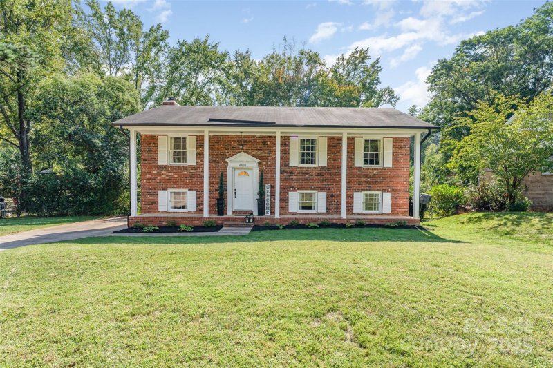 Property image 2 of 6000 Ferndale Place in Eastbrook Woods, Charlotte, NC 28215