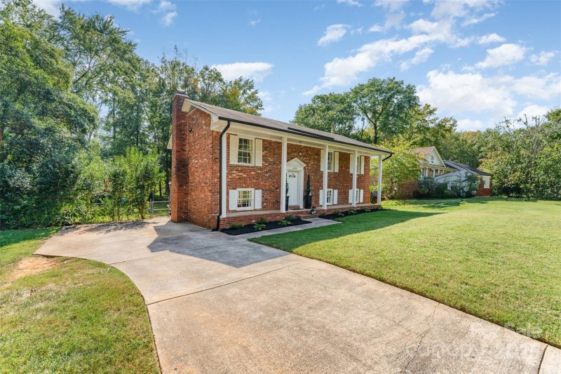 Property image 3 of 6000 Ferndale Place in Eastbrook Woods, Charlotte, NC 28215