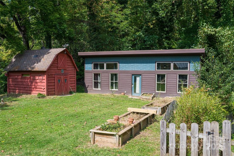 Property image 2 of 40 Governors View Road in Pinehurst Park, Asheville, NC 28805