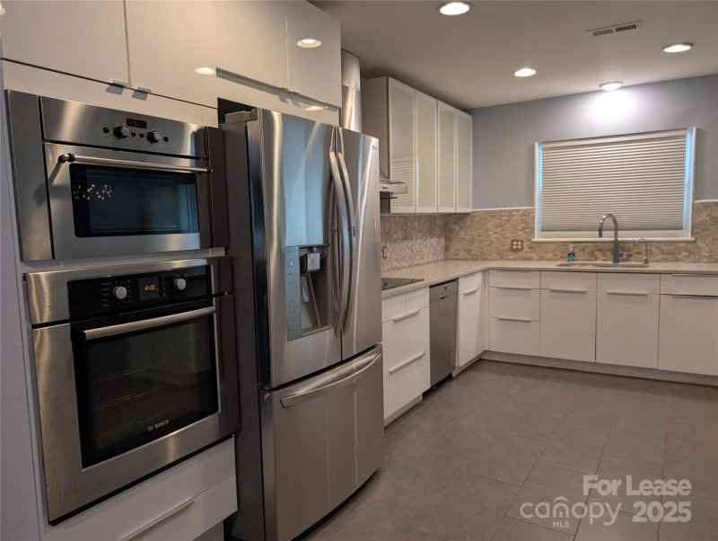 Property image 2 of 1418 Briar Creek Road in Commonwealth, Charlotte, NC 28205