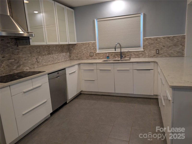 Property image 4 of 1418 Briar Creek Road in Commonwealth, Charlotte, NC 28205