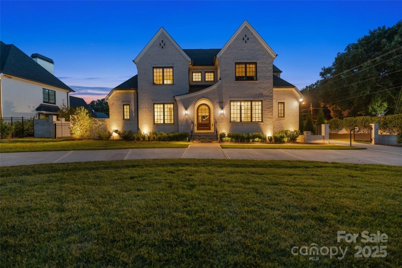 Property image 2 of 2147 Sharon Avenue in Brookwood Hills, Charlotte, NC 28211