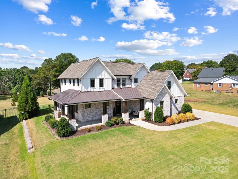 Property image 2 of 7966 Dell Drive in Fenton Dell, Harrisburg, NC 28075