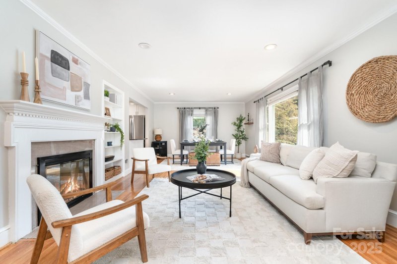 Property image 2 of 931 Hickory Nut Street in Echo Hills, Charlotte, NC 28205