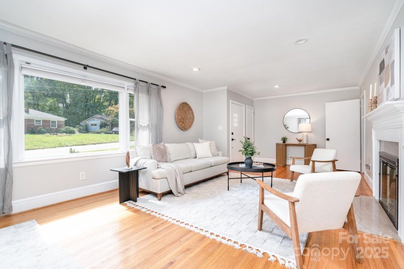 Property image 4 of 931 Hickory Nut Street in Echo Hills, Charlotte, NC 28205