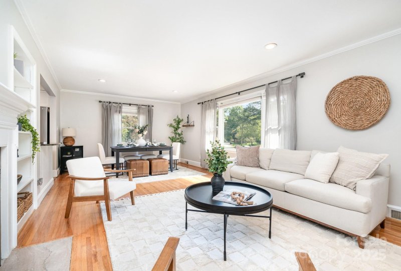 Property image 5 of 931 Hickory Nut Street in Echo Hills, Charlotte, NC 28205