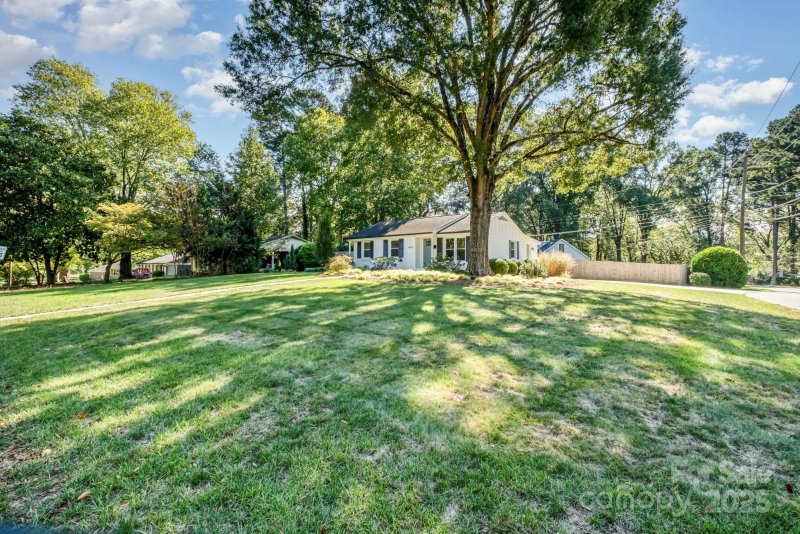 Property image 3 at 5400 Larchmont Avenue, Charlotte, NC 28215