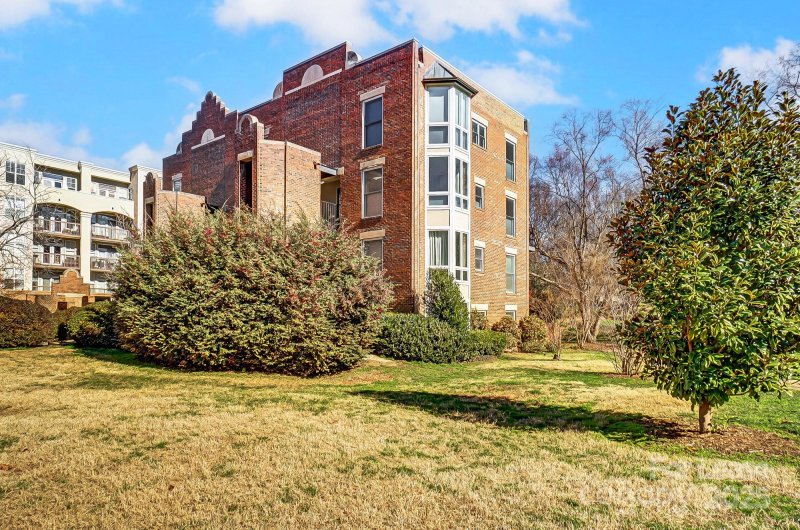 Property image 2 of 328 W 6th Street in Fourth Ward, Charlotte, NC 28202