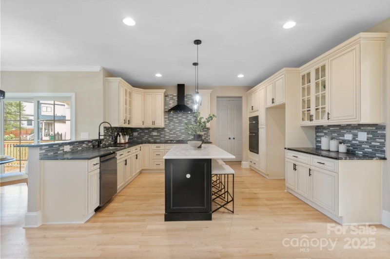 Property image 5 of 4023 Randolph Road in Ridgewood, Charlotte, NC 28211