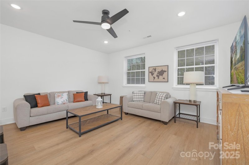 Property image 2 of 203 Grandin Road in The Arches, Charlotte, NC 28208