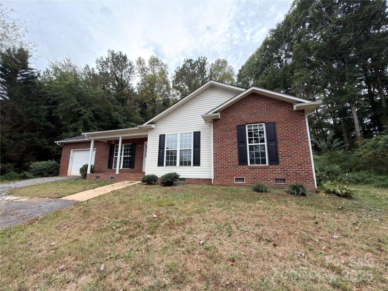 Property image 2 of 1862 Green Leaf Court in Strawberry Fields, Conover, NC 28613