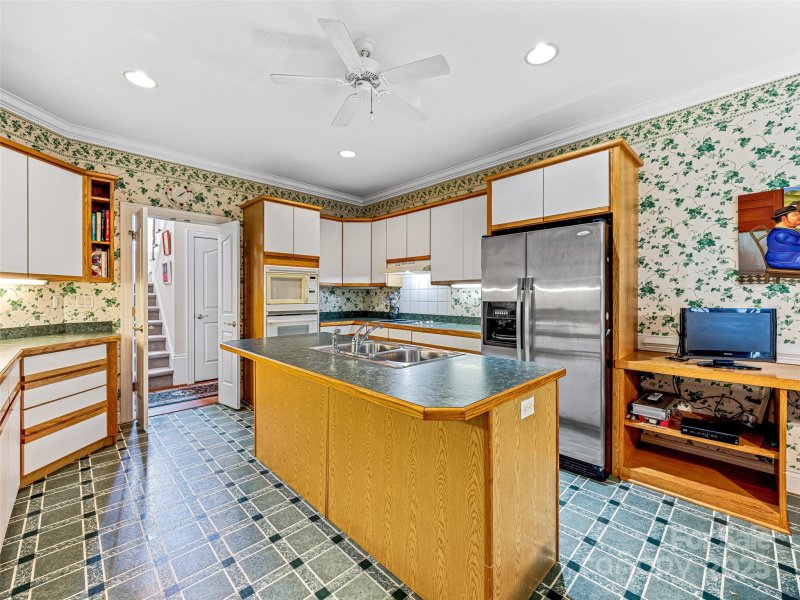 Property image 3 of 40 Tiverton Lane in Devonshire, Asheville, NC 28803