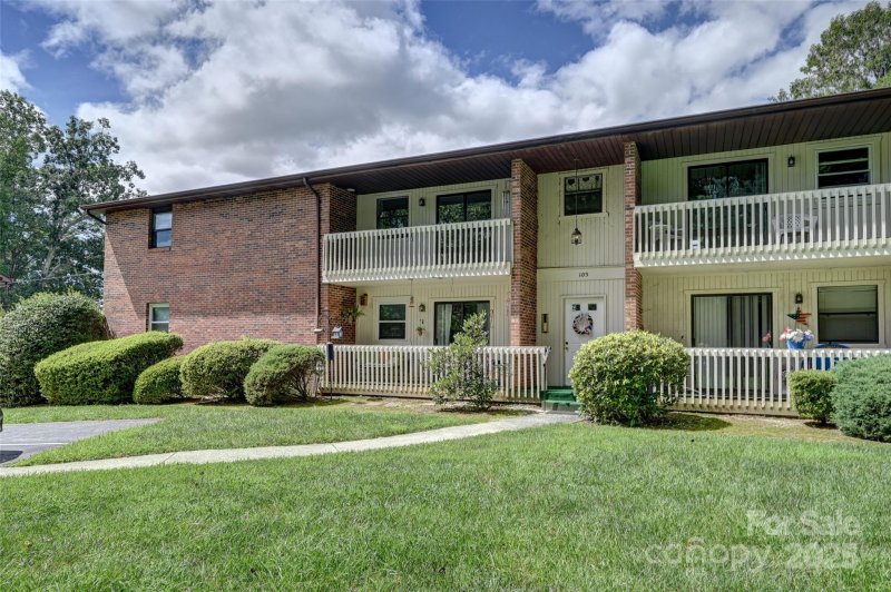 Property image 2 of 103 Oakwood Place in Brookside Manor Condominiums, Hendersonville, NC 28792