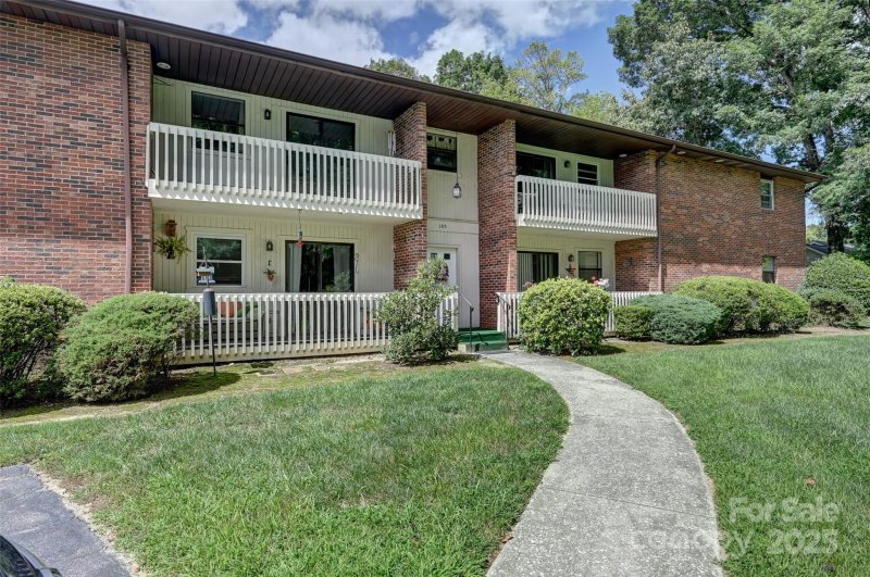 Property image 3 of 103 Oakwood Place in Brookside Manor Condominiums, Hendersonville, NC 28792