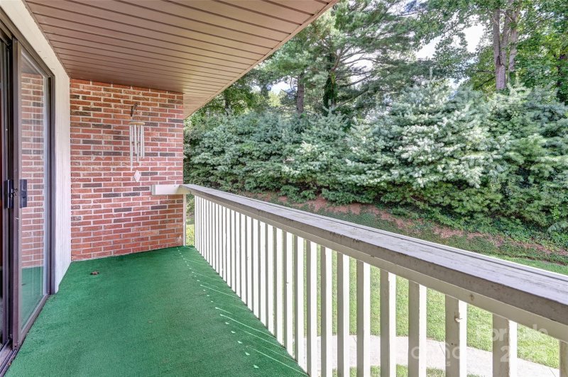 Property image 5 of 103 Oakwood Place in Brookside Manor Condominiums, Hendersonville, NC 28792
