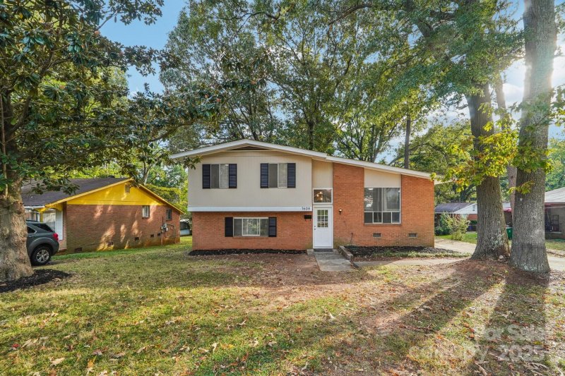 Property image 2 of 1608 Carfax Drive in University Park, Charlotte, NC 28216