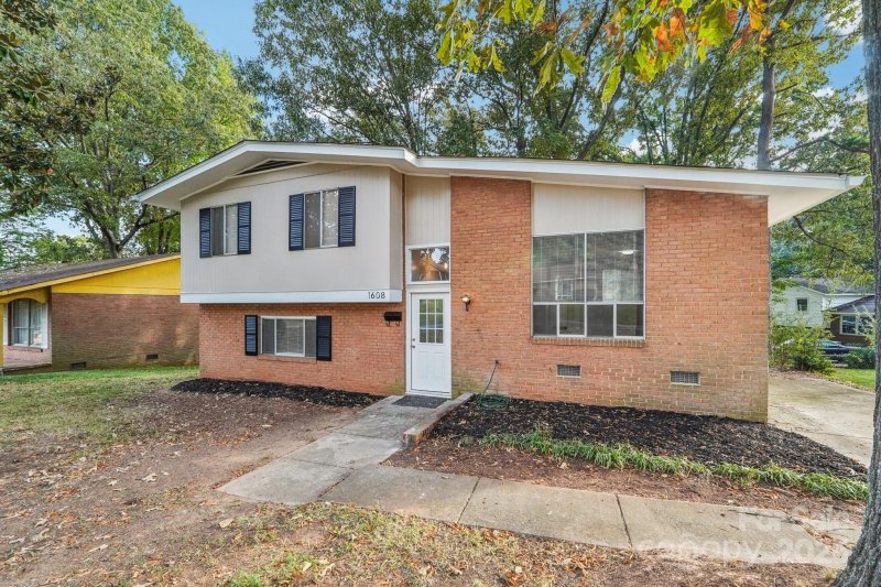 Property image 3 of 1608 Carfax Drive in University Park, Charlotte, NC 28216