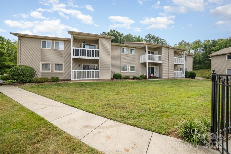 Property image 2 of 140 Lake Concord Road in Candlewood Square, Concord, NC 28025