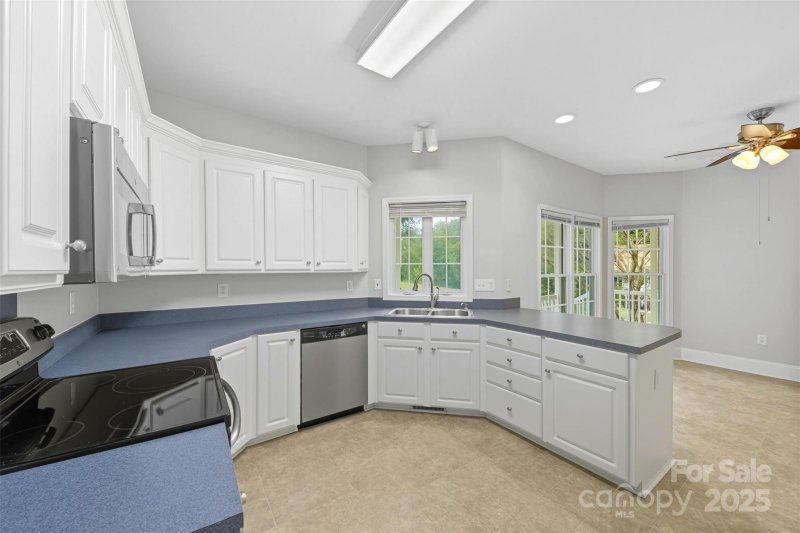 Property image 5 of 332 Chelveston Drive in Stafford Park, Rock Hill, SC 29732