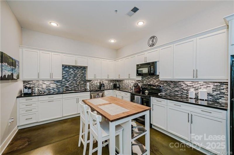 Property image 5 of 913 Westmere Avenue in Skybox, Charlotte, NC 28208