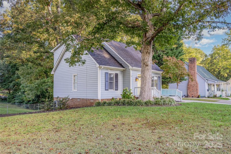 Property image 3 of 2475 Autumnwood Trail in Autumn Acres, Gastonia, NC 28056