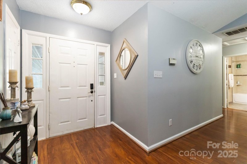 Property image 3 of 6736 Raeburn Lane in Hickory Ridge, Charlotte, NC 28227