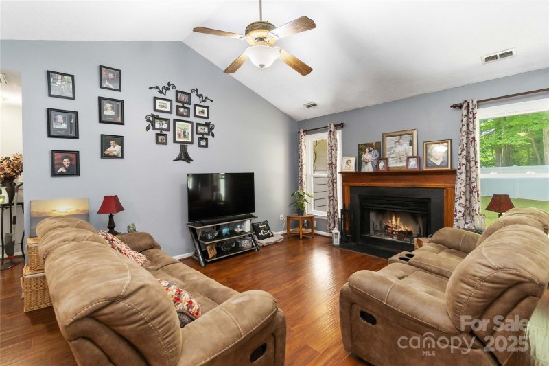Property image 5 of 6736 Raeburn Lane in Hickory Ridge, Charlotte, NC 28227