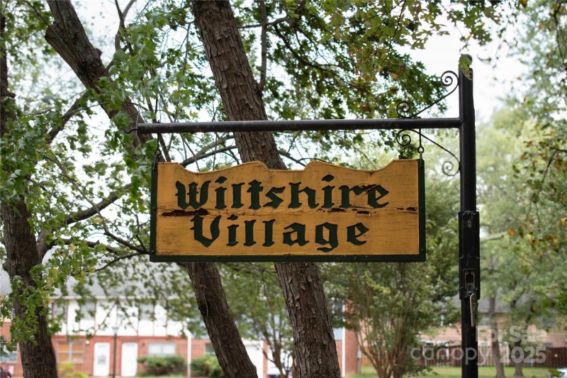 1300 Larchmont Place