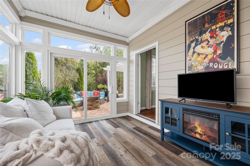 Property image 4 of 425 Brier Knob Drive in Waterside at the Catawba, Fort Mill, SC 29715