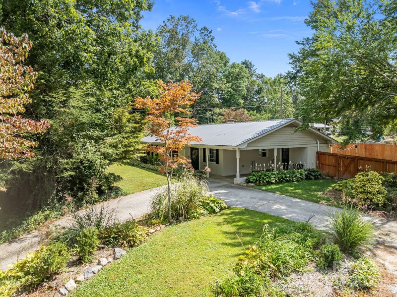 Barker Heights, Hendersonville Community