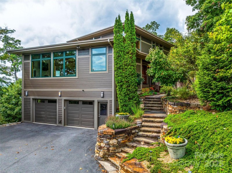 Property image 5 of 136 Senator Reynolds Road in Reynolds Mountain, Asheville, NC 28804