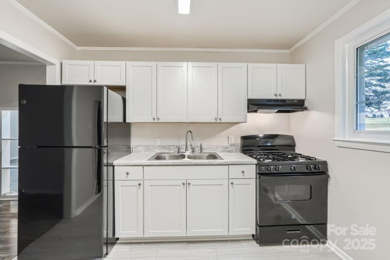 Property image 5 at 3233 Marlborough Road, Charlotte, NC 28208