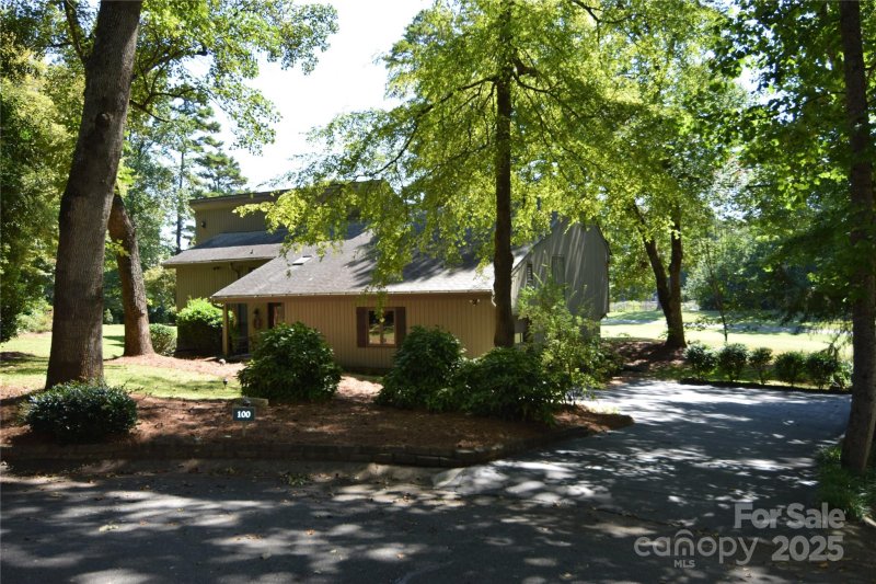 100 Fairway Ridge