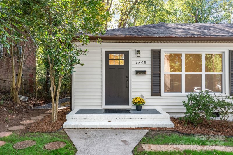 Property image 2 of 3208 June Drive in Echo Hills, Charlotte, NC 28205